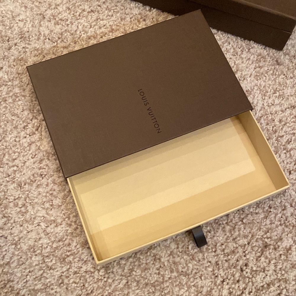 Louis Vuitton wallet box. Leather pull tab EUC Like new